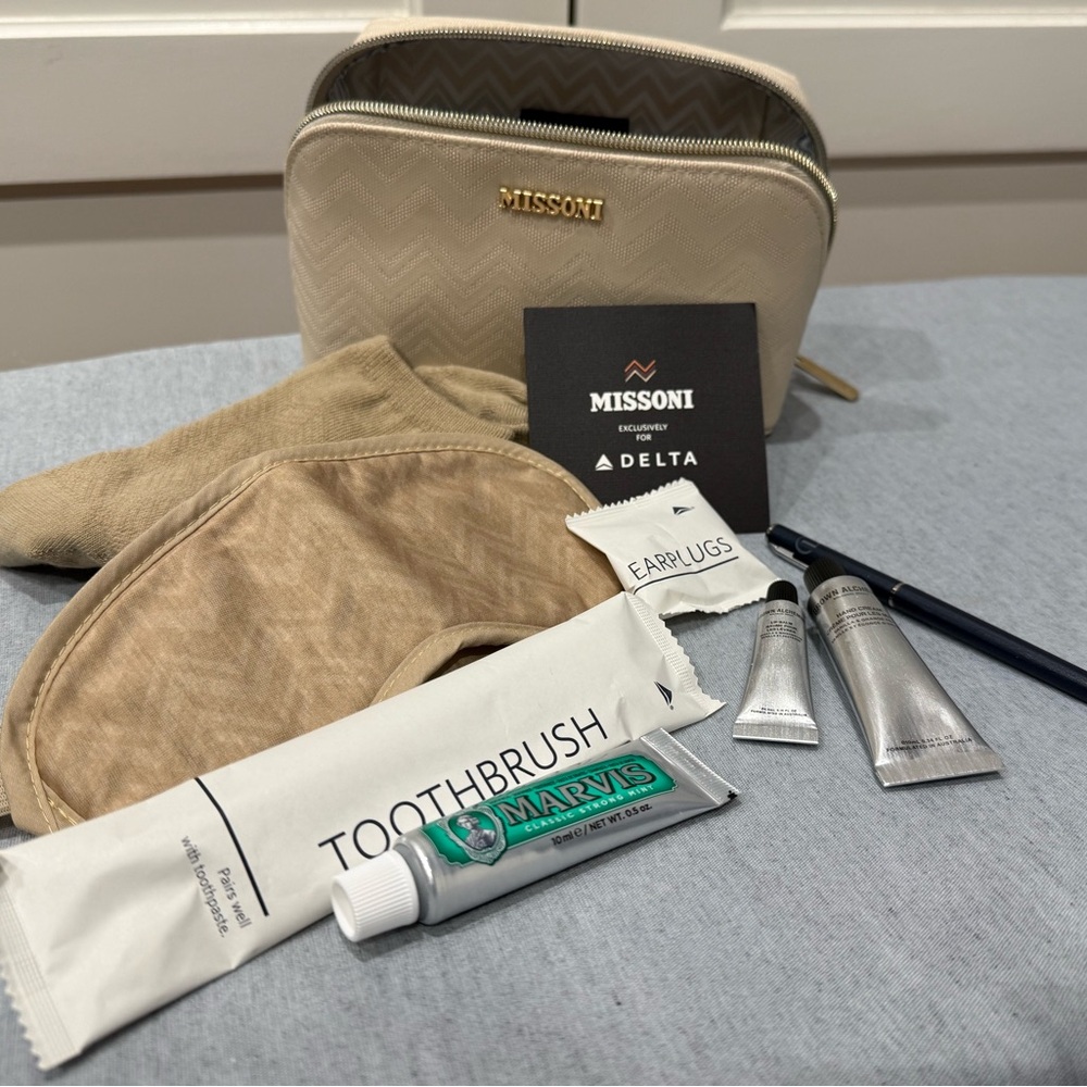 New UNOPENED. NEW STYLE Clamshell Missoni Travel Kit for Delta
1 left - in Blue - Picture 5 of 11